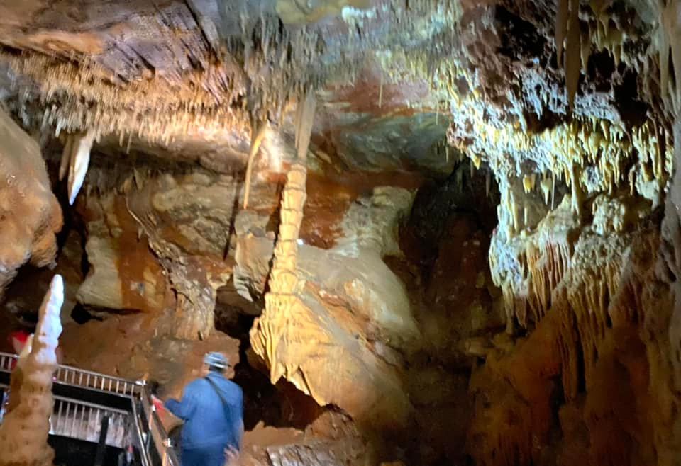 Kh&aacute;m ph&aacute; Royal Cave