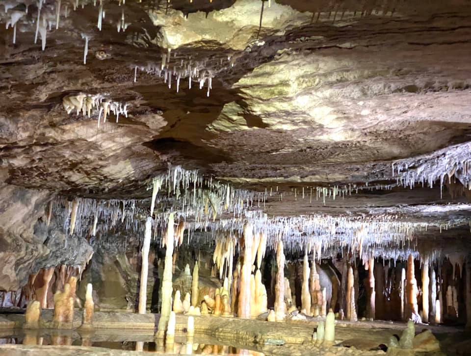 Kh&aacute;m ph&aacute; Royal Cave